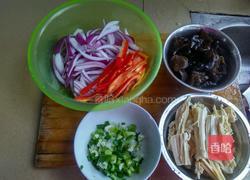 洋葱腐竹拌木耳的做法图解1