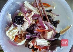 洋葱腐竹拌木耳的做法图解4