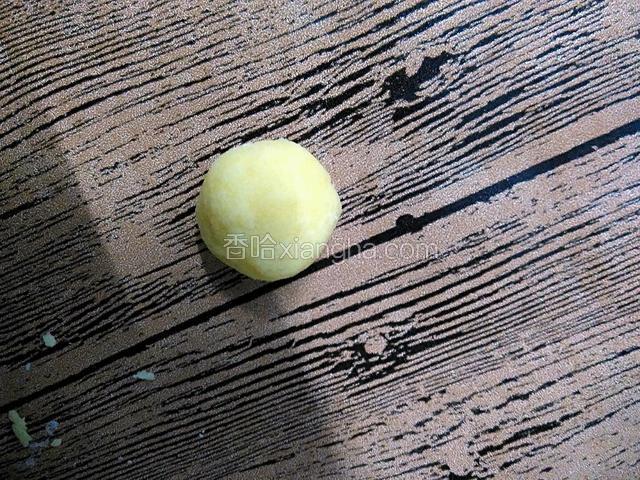 烤箱上下火170℃预热5分钟。取出冷藏好的面团，搓成一个个小圆球，一个大概8g左右。