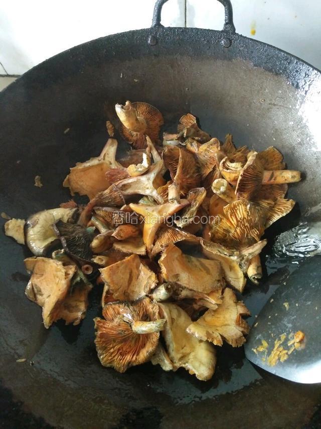 菌子跟蒜子下锅爆炒