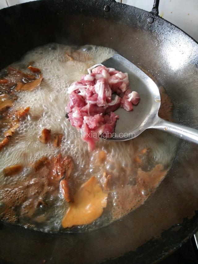 煮开后放瘦肉放盐，放鸡精煮几分钟
