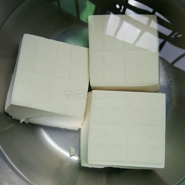 如果没有买到盐水豆腐的可以用些水搅拌少许盐再泡一会，这样可以收一下它的水份然后就是没那么容易烂（我是用一块的，只是买多了）