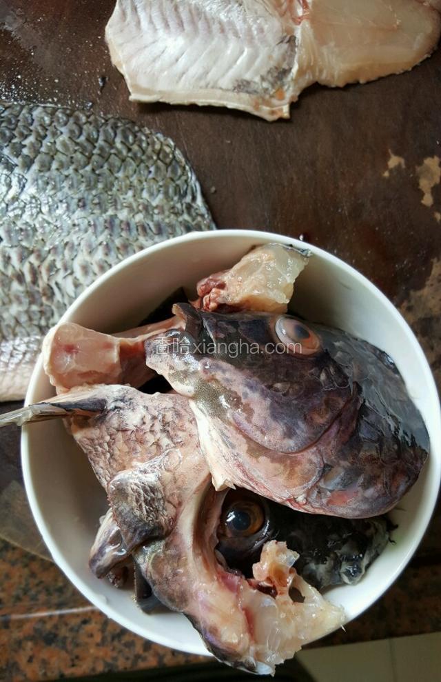 鱼头鱼肚斩开块状再用料酒和盐腌制一会去除一下腥味（家里没有料酒是可以用少量米酒的）