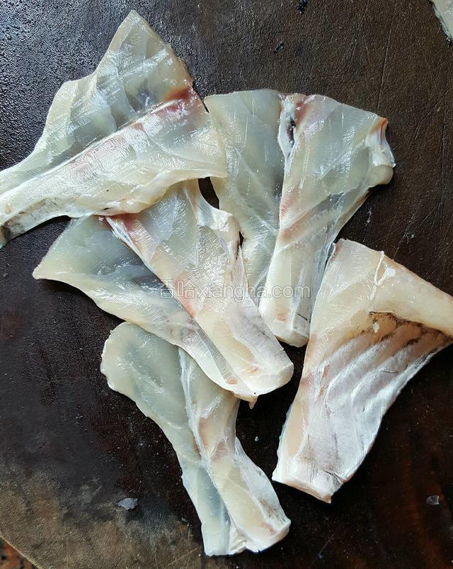 鱼肚那块的也是可以切得了双飞刀的，记得小心手，不要使蛮力，用巧劲把它给切片