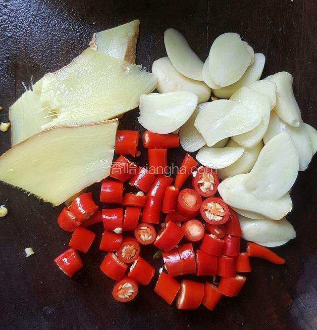 蒜和姜切片，小米椒切粒
