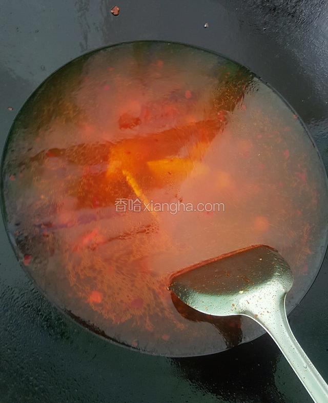 炒出了红油之后加入适量清水