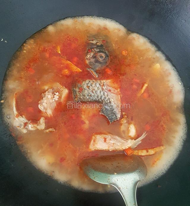 煮开后放入鱼头和鱼骨