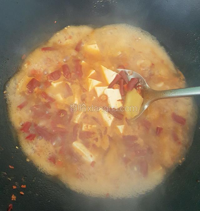 再将豆腐放进去煮，豆腐煮久点就会比较入味，大概5分钟就可以拿出来装进盘里