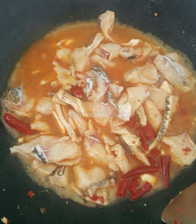 转中火把腌制好的鱼肉放进去煮至2-3分钟，倒进去之后尽量少翻动鱼肉，那样会很容易烂的，只要确保汤汁能没过鱼肉就可以的了