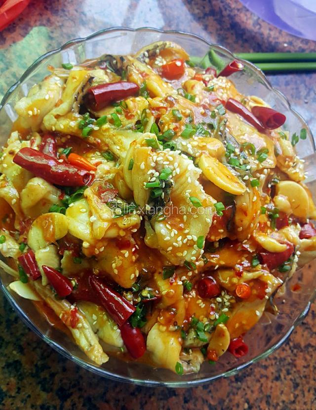 把煮好的鱼给舀出来，再撒上白芝麻和香葱
