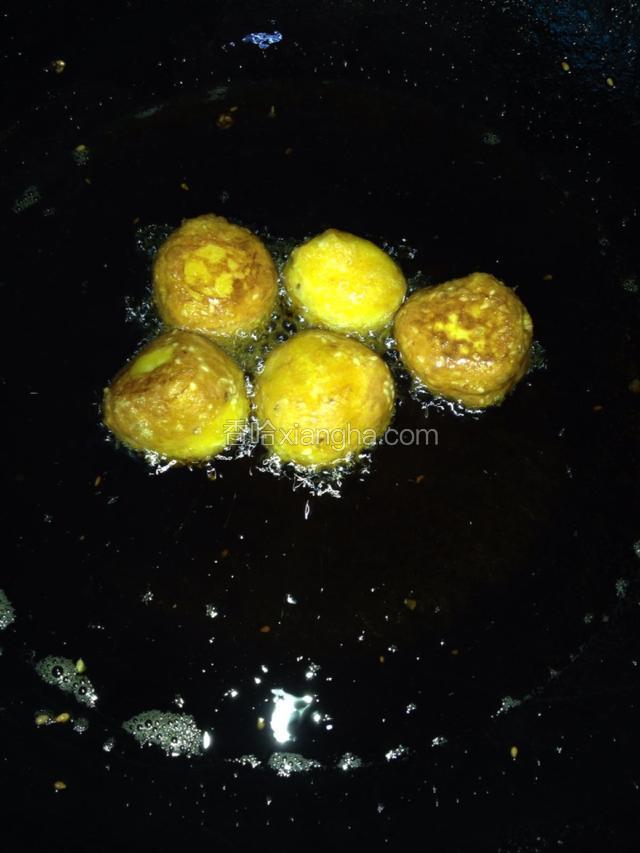 锅中放油烧至六成熟放入粘有芝麻的丸子炸至金黄捞出。