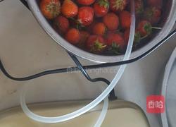 糖水草莓的做法图解1