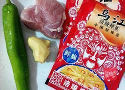 肉丝青椒炒榨菜的做法图解1