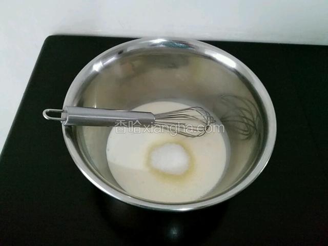 淡奶油倒入无水无油的容器中加入白砂糖打发