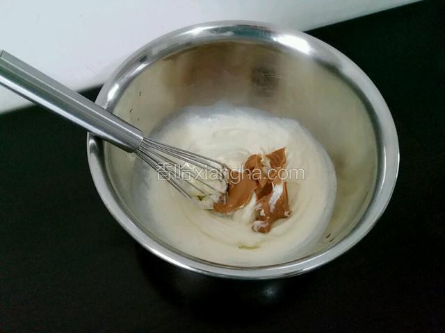 打到有清晰纹理状态加入花生酱继续打发