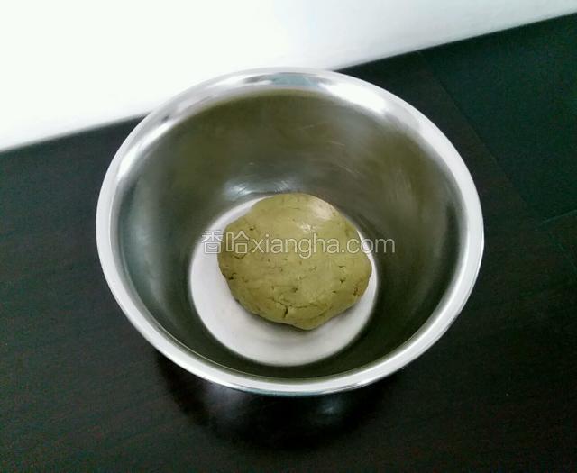倒入抹茶粉揉至光滑