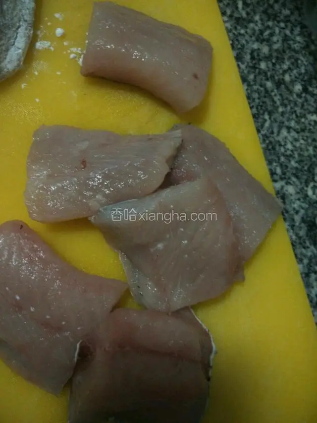 腌好的鱼柳倒掉多余的料汁切段