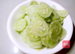 黄瓜圈炒鱼丸的做法图解1