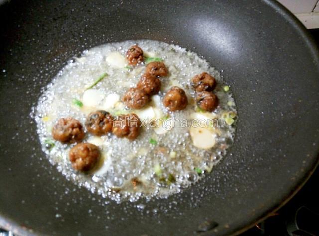 撒上盐，倒少量料酒，一点胡椒粉，