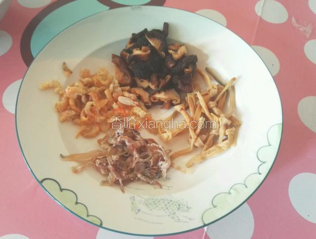 虾米洗净，香菇、鱿鱼和黄花菜各提前泡水洗净