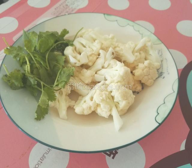 花菜切小朵洗净