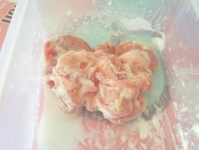 瘦肉切片用适量地瓜粉、盐和味精抓均匀