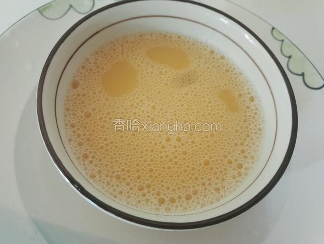 鸡蛋打入碗里搅拌均匀备用