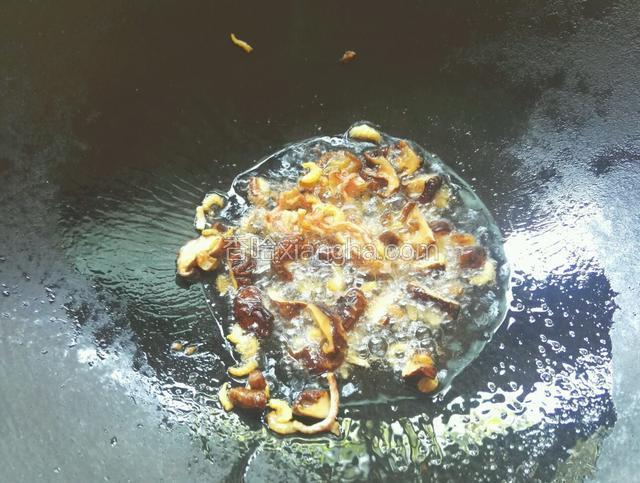 净锅开小火倒入适量油将香菇、虾米、和鱿鱼炒香