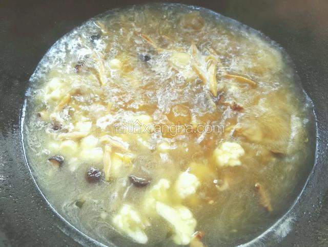 依次放入花菜、瘦肉和黄花菜调入适量盐、味精、生抽和醋煮5分钟，再均匀倒入调好的地瓜粉水使汤汁变粘稠状