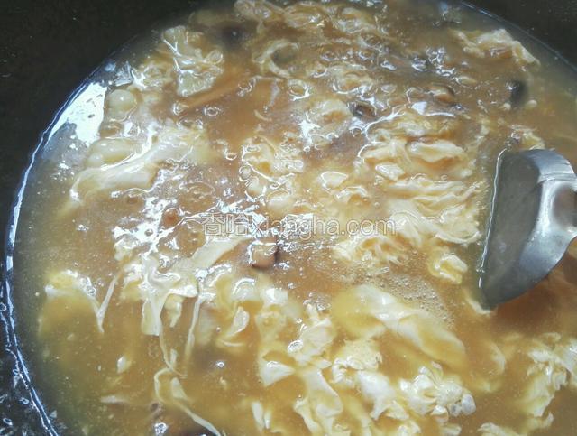 最后将蛋液均匀倒入锅里，改中小火煮开待蛋花浮出鲁汤表面即可