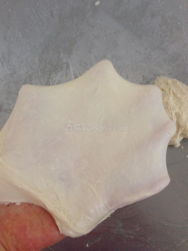 除黄油外所有材料混合，揉至扩展阶段