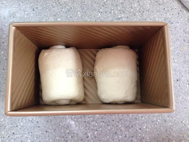 分割成2份后进行一次擀卷，松弛20分钟，再进行二次擀卷后放入模具