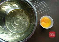 八寸鲜奶戚风蛋糕的做法图解2