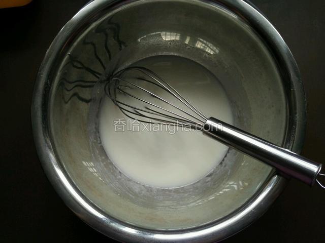 先来做蛋黄糊，将牛奶和色拉油倒入盆中，用蛋抽搅均匀成乳状，一定不要油奶分离哦