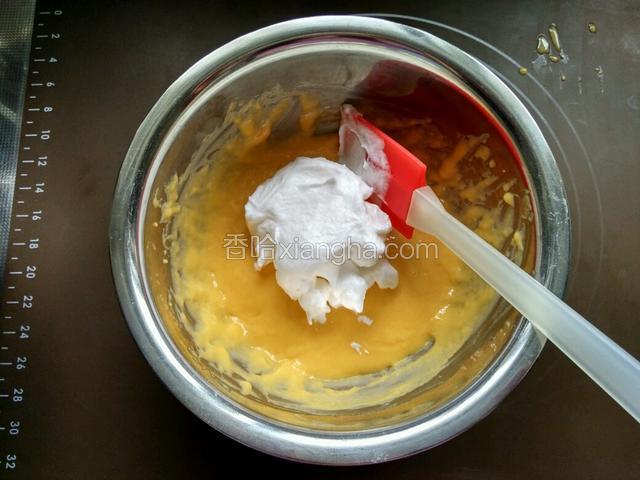 取少许蛋白糊到蛋黄糊中，上下来回轻拌，划N字轻拌也可以，切忌不能划圆拌