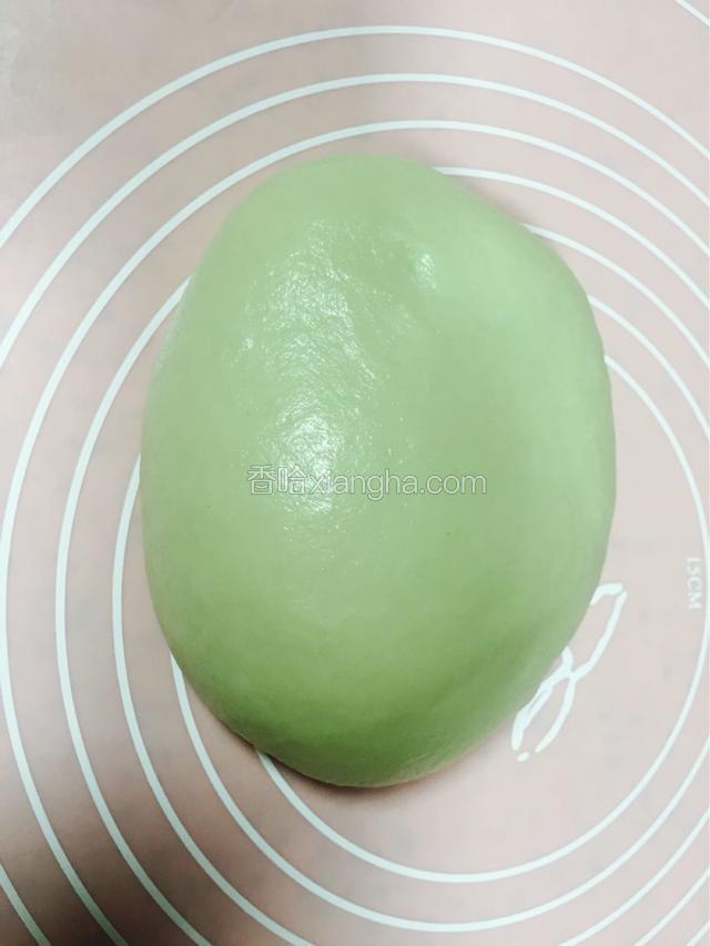 因为是晚上拍的，颜色有点失真了，最后油皮呈现出图片中的光滑状态，最好可以出膜，油酥和好之后完全混合，聚成一个面团