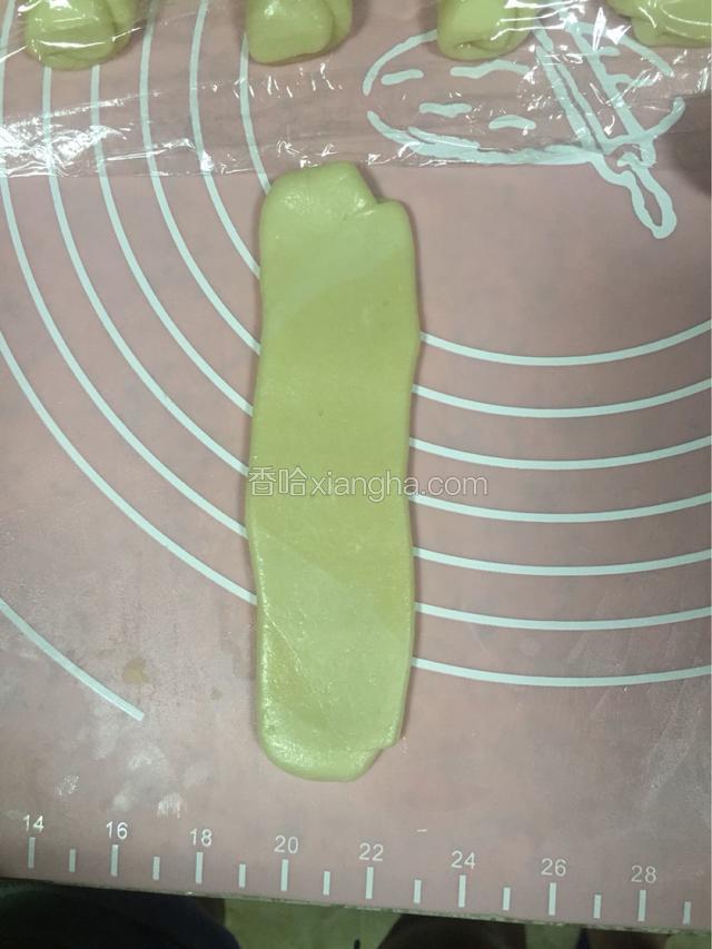 卷卷接口的部分朝上，擀成片状，也不用太长太宽
