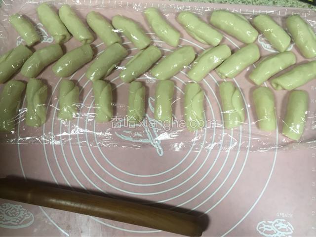 用保鲜膜覆盖，每做一个就盖住，以免干裂