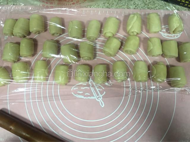 卷成卷，用保鲜膜盖住