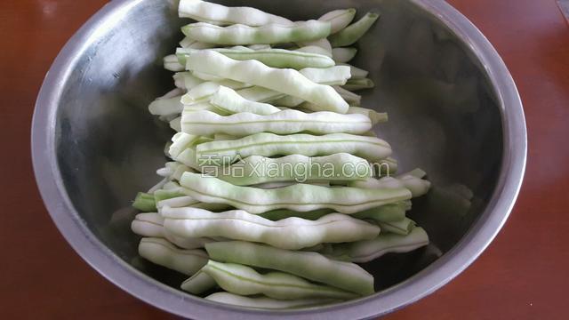 芸豆去丝，从中间掰断再去丝