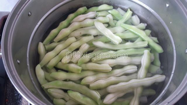 锅中水开放入，煮15分钟左右，试试芸豆从中间折一下，如果很容易就断了就可以了！