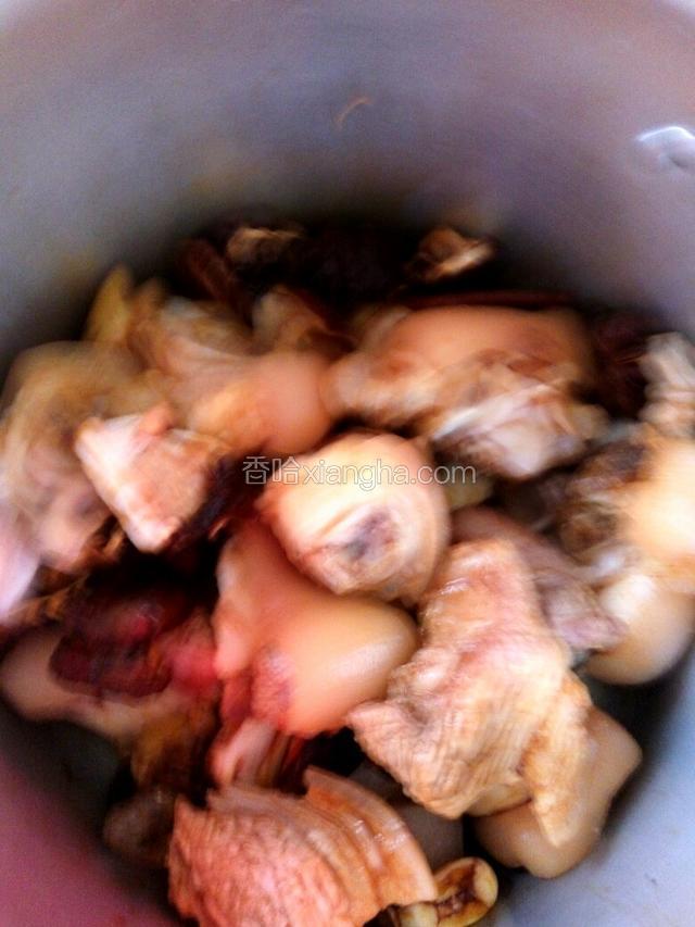 猪蹄洗干净了，放高压锅里面然后把所有的配料放进去，煮30分钟，煮好了盖拿开再粉一点生粉下去，（生粉我拿了碗，碗里面再放水然后放半汤勺生粉下去拌开）好了就倒进去高压锅里面拌几下就回来
