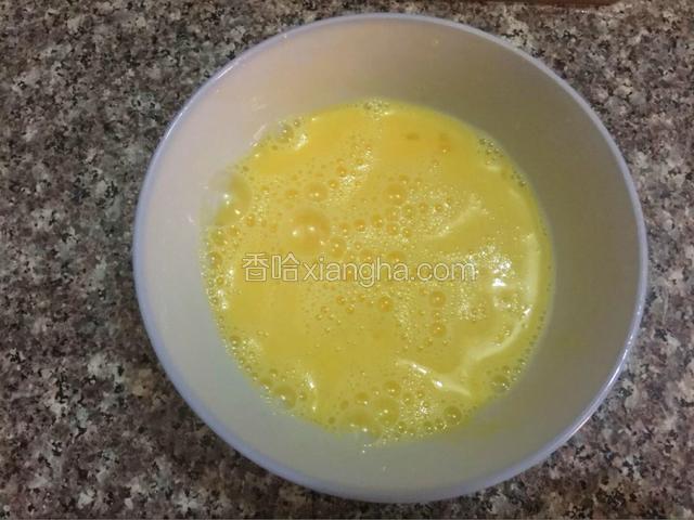 2.鸡蛋打散备用，做一个饼打散一个鸡蛋

