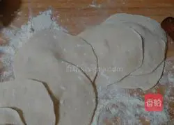 Illustration of how to make pork and fennel stuffed buns 8