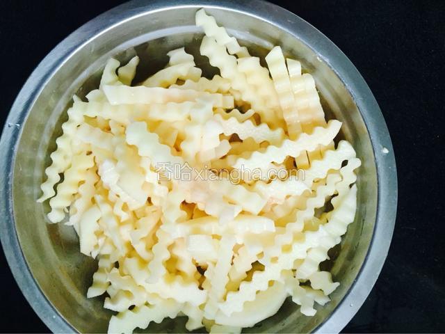 土豆去皮，洗净，切成狼牙土豆棒，待用
