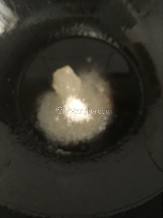 锅里的油倒出，留有炒菜的油量，放入白糖