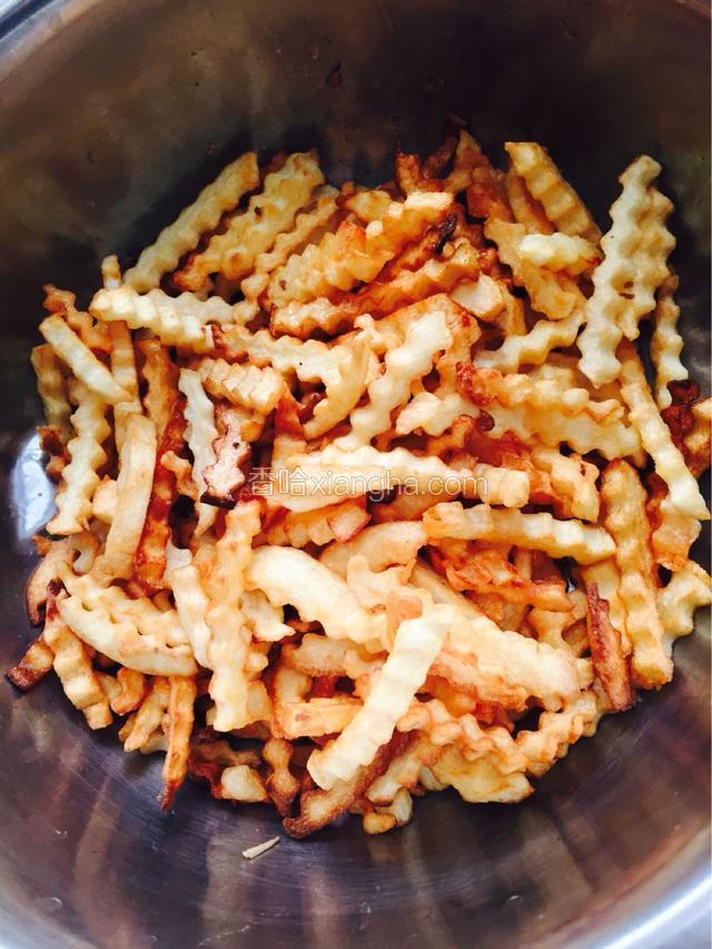倒入油炸好的狼牙土豆棒，小火快速翻炒，让狼牙土豆棒均匀的裹上糖衣，关火出锅