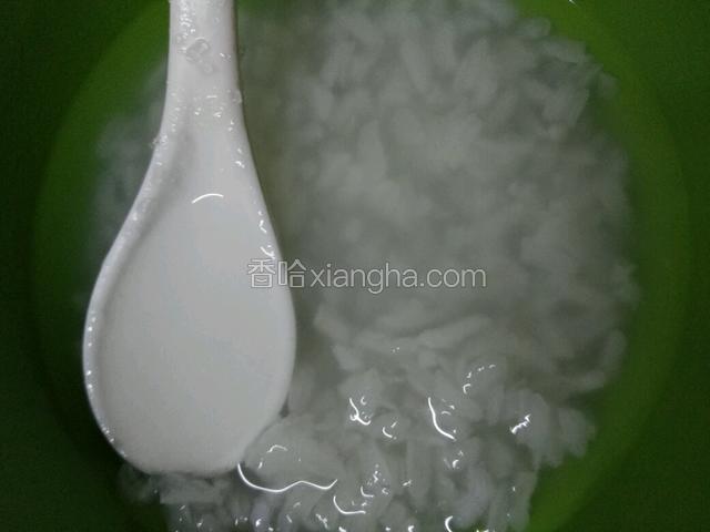 放入白糖煮开花备用