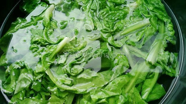 锅里放水，水开放入点盐，加入生菜进行抄水