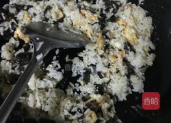 鸡蛋木耳黄瓜炒饭的做法图解5